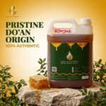 Madu Sidr Royal VIP dituang dari sudu kayu — tekstur silky smooth