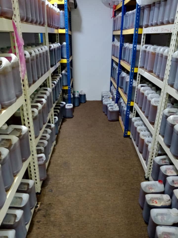 Gudang penyimpanan madu Yemen Madu Alshafi di Seri Kembangan Selangor dengan ratusan balang stok sedia untuk penghantaran