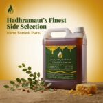 Madu Sidr Farz dituang dalam teh — raw honey 100% floral-sweet